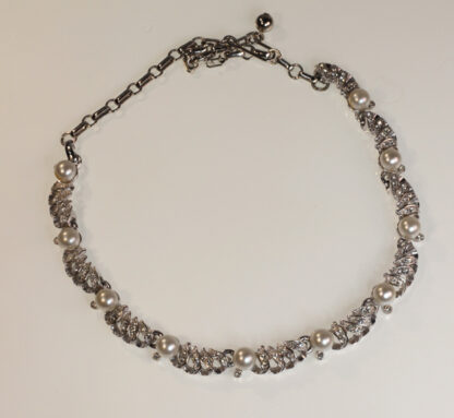 Crystal and Synthetic Pearl silver tone Necklace - Image 7