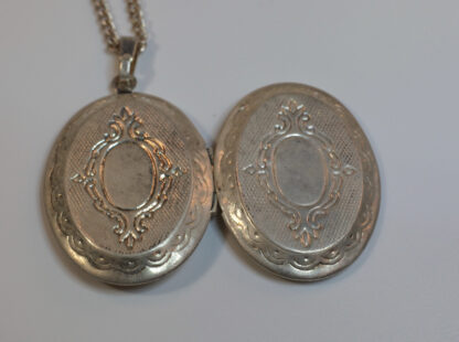 Delicate Antique Locket - Image 4