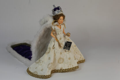 Peggy Nisbet Queen Elizabeth Costume Doll - Image 9